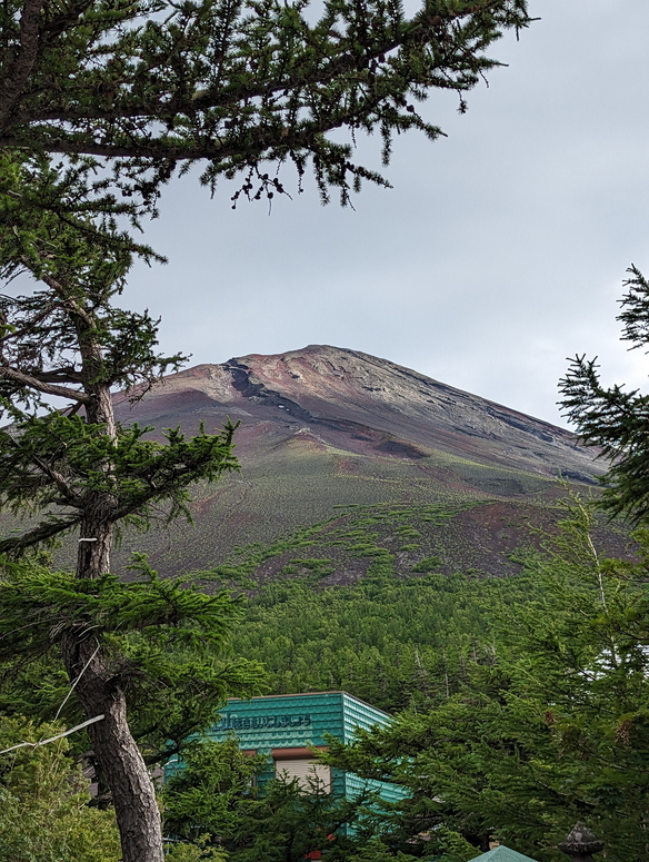 5合目神社から富士山を見る(スマホ撮影)
