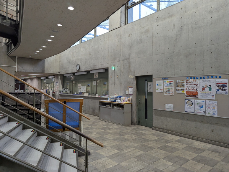 窓口を階段奥から